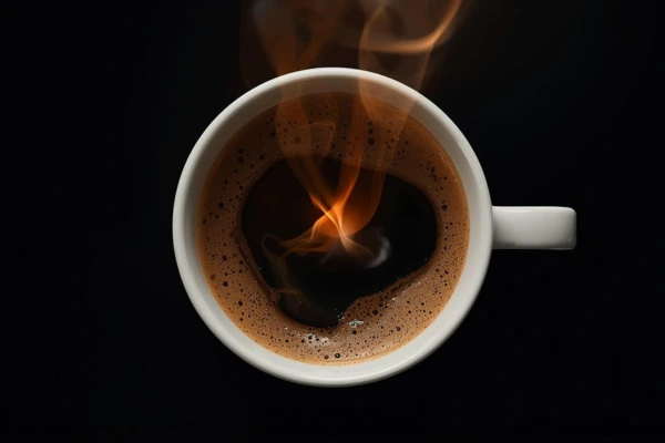 Xícara de café com uma chama acesa no interior, simbolizando o aumento do metabolismo e queima de gordura